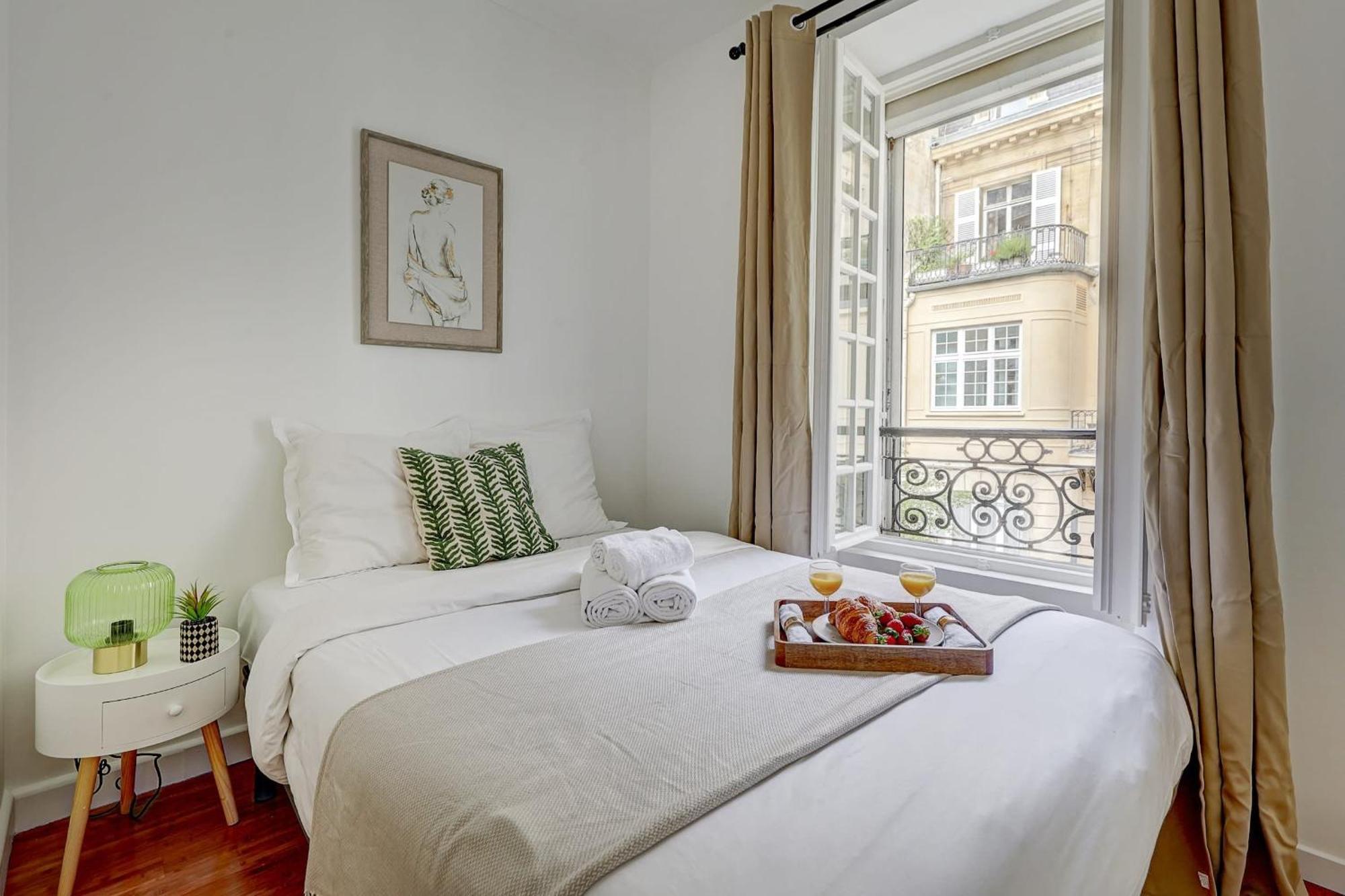 Champs-Elysees - 2Br With Balcony - Cityapartmentstay París Exterior foto